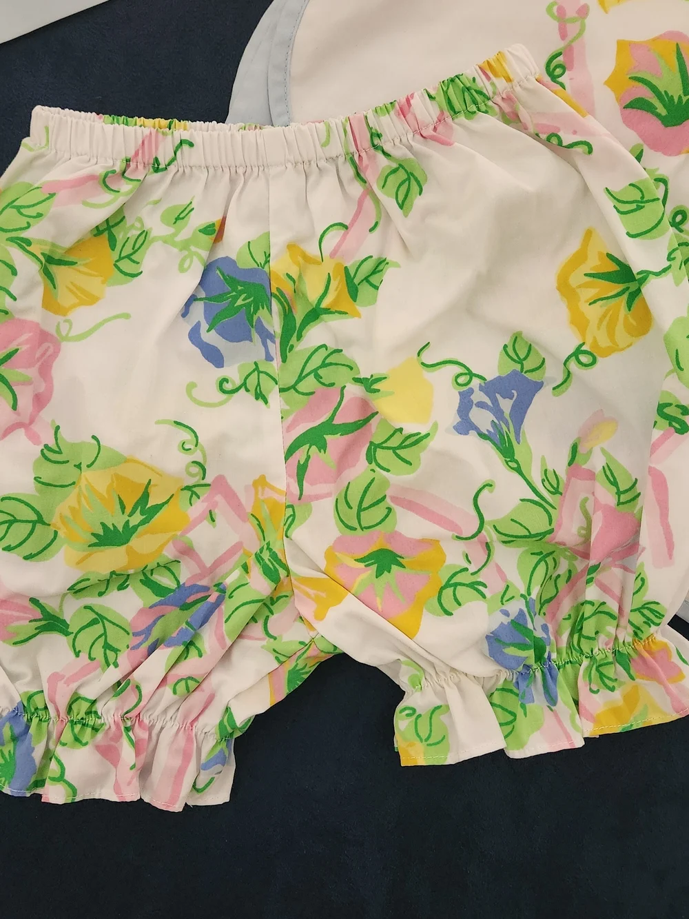 The Beaufort Bonnet Cmpany Side Tie Matietta Morning Glory Floral Print Outfit 4 - Picture 3 of 3